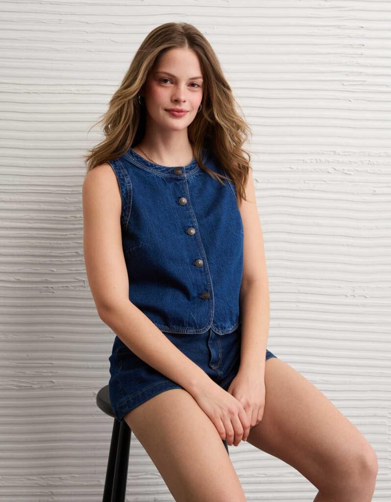 【2026 穿搭趨勢】辣妹必備單品！3 款 American Eagle 牛仔背心推介，單穿疊搭都超有回頭率