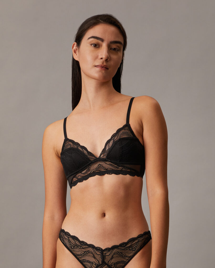 【CK隱藏版】告別大 Logo！Intimate 薄墊蕾絲三角杯：00後網紅的「微熟」轉型首選